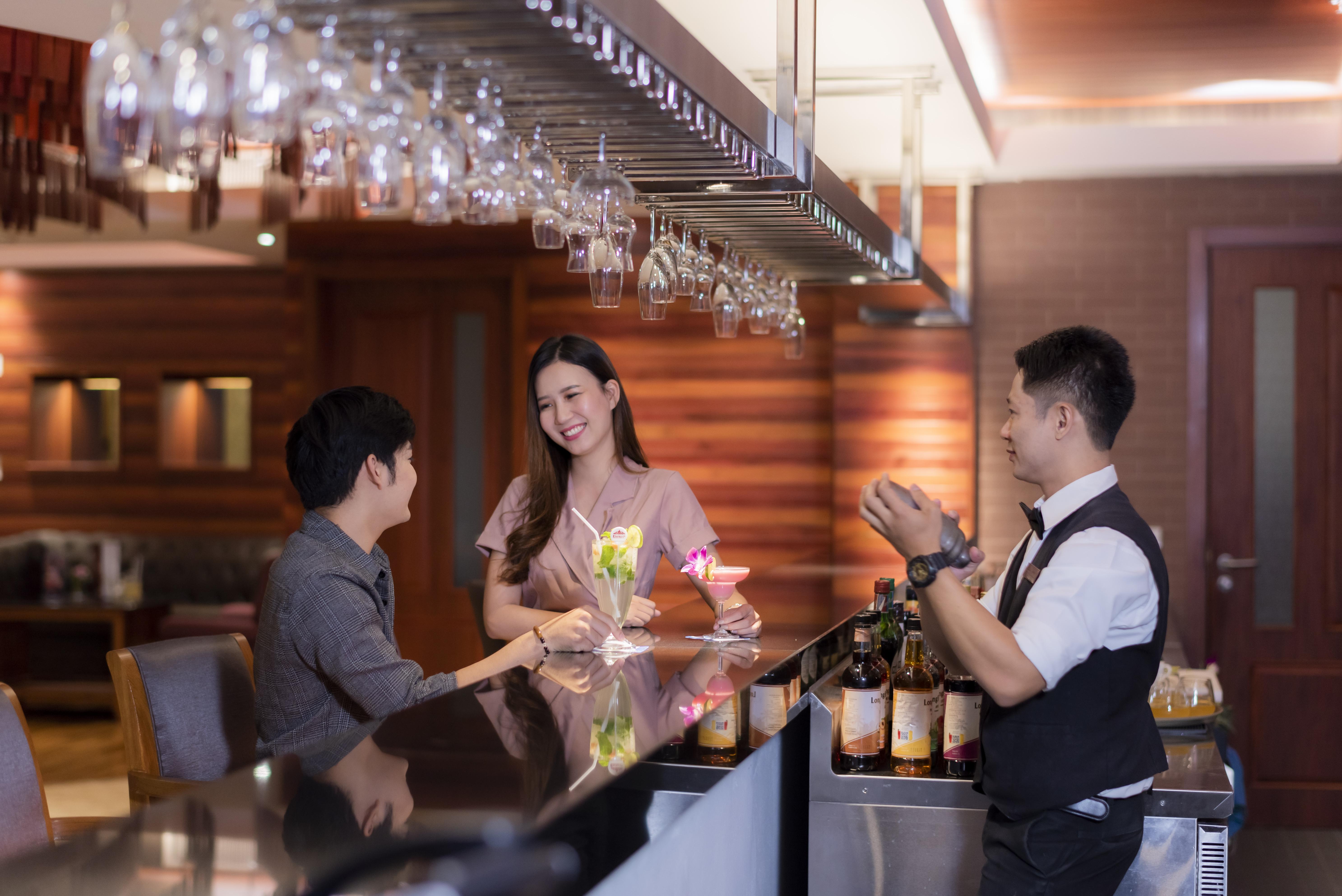 The Empress Premier Chiang Mai - Sha Extra Plus Exterior photo A bartender at work