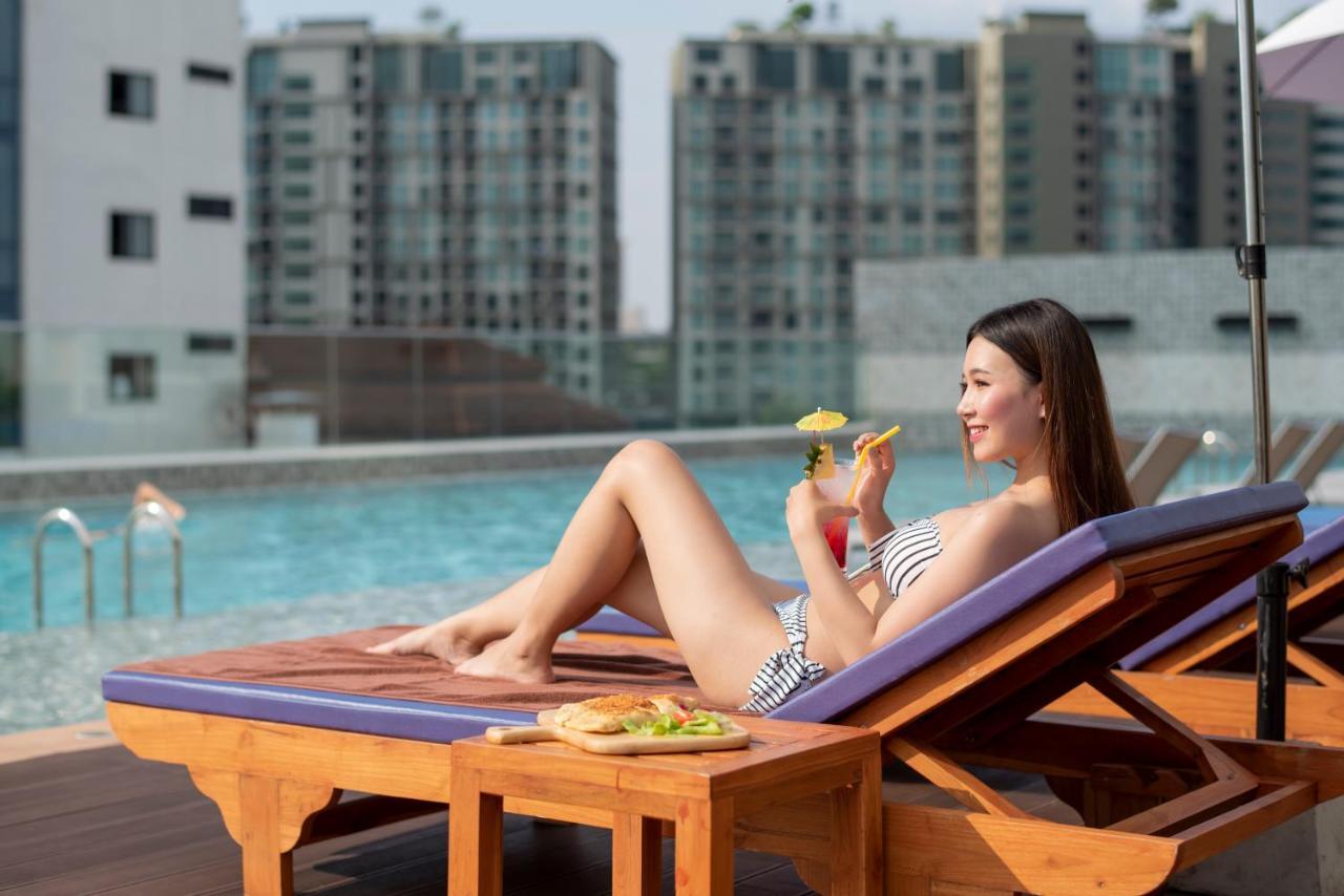 The Empress Premier Chiang Mai - Sha Extra Plus Exterior photo A woman sunbathing