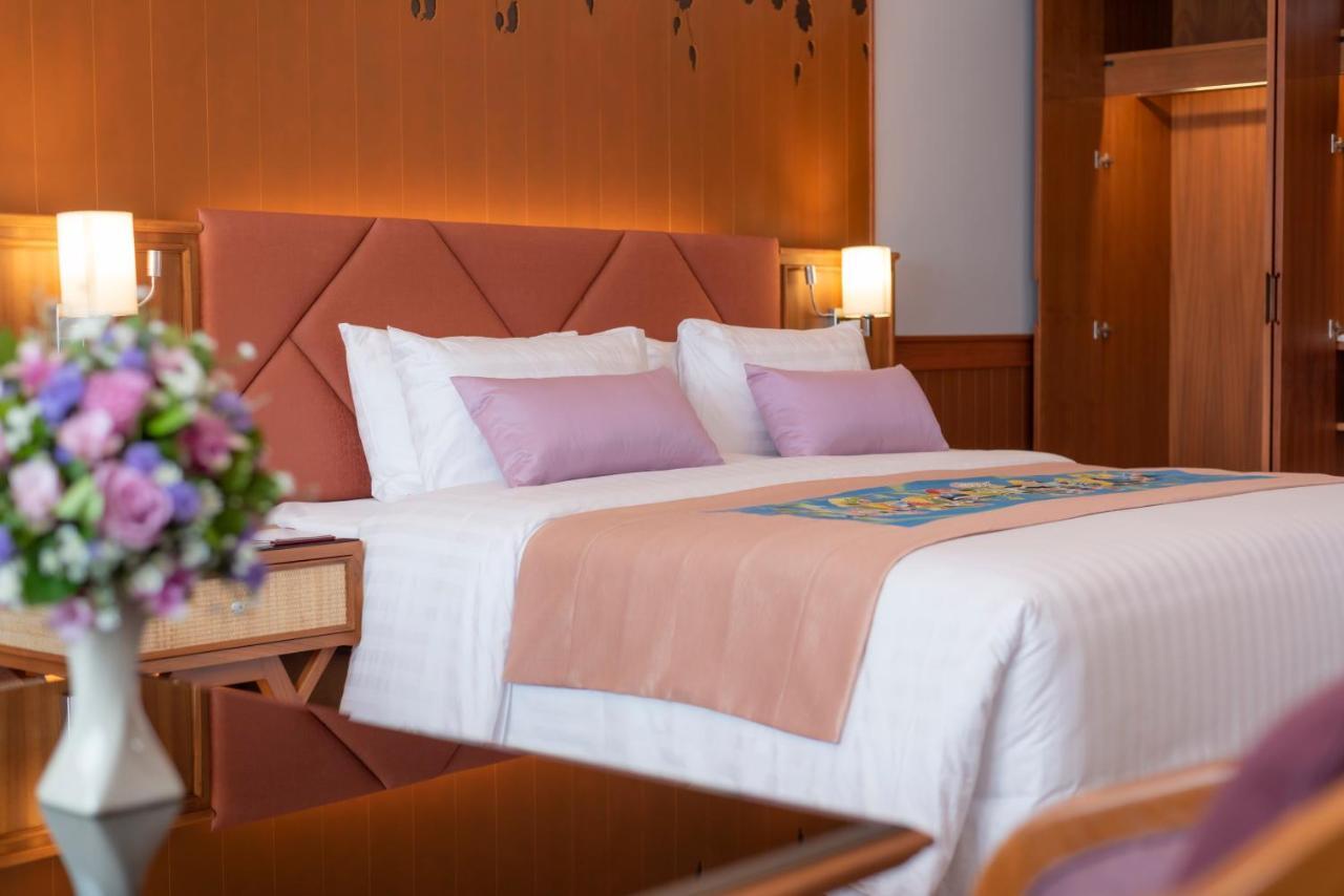 The Empress Premier Chiang Mai - Sha Extra Plus Exterior photo A bed in a hotel room